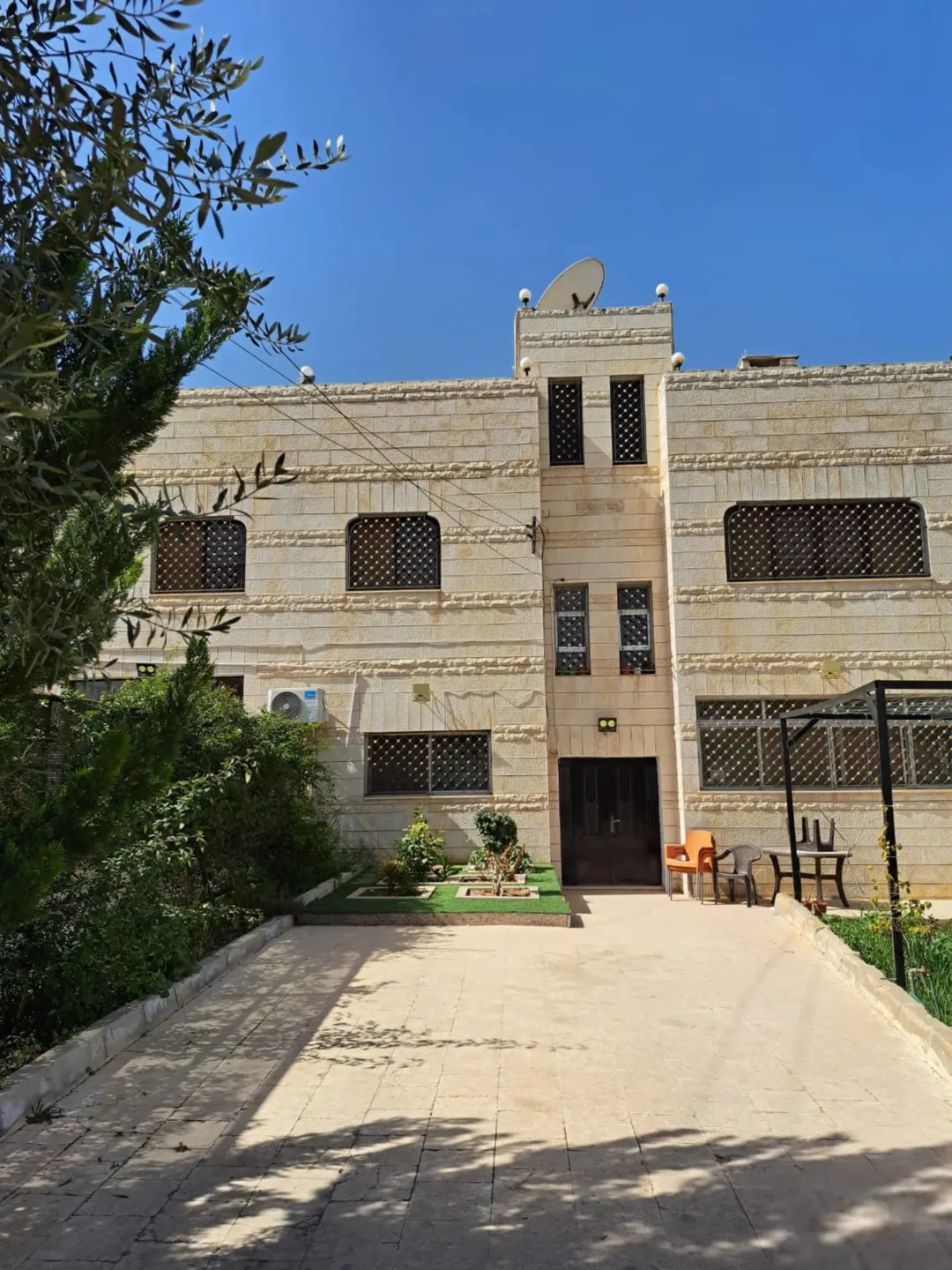 بيت مستقل طابقين في اجمل و ارقى مناطق اليادودة