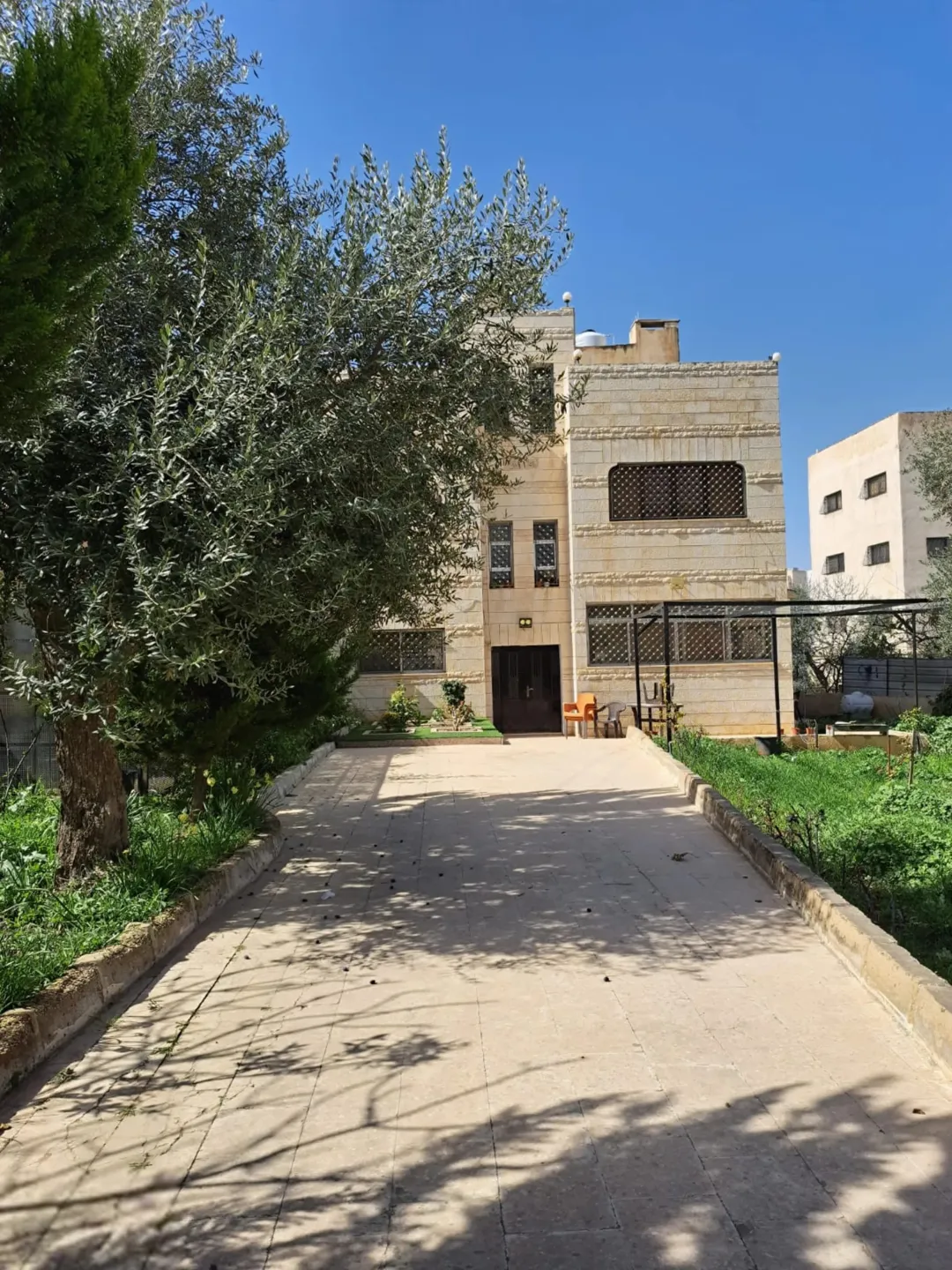 بيت مستقل طابقين في اجمل و ارقى مناطق اليادودة