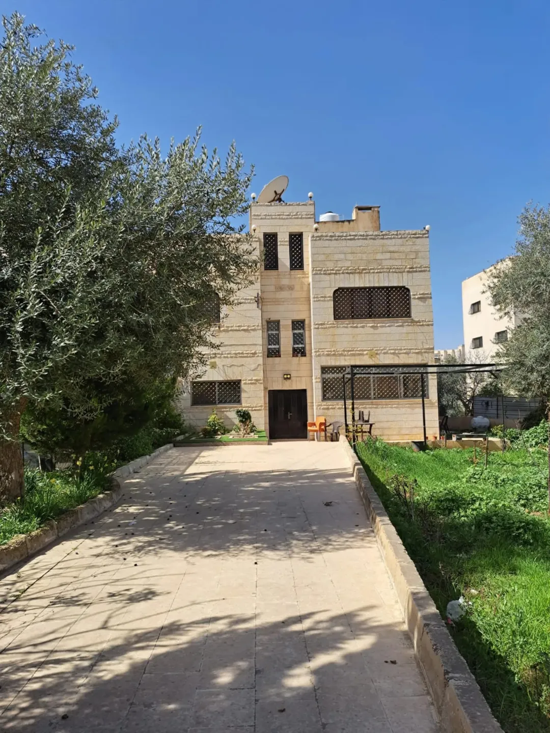 بيت مستقل طابقين في اجمل و ارقى مناطق اليادودة