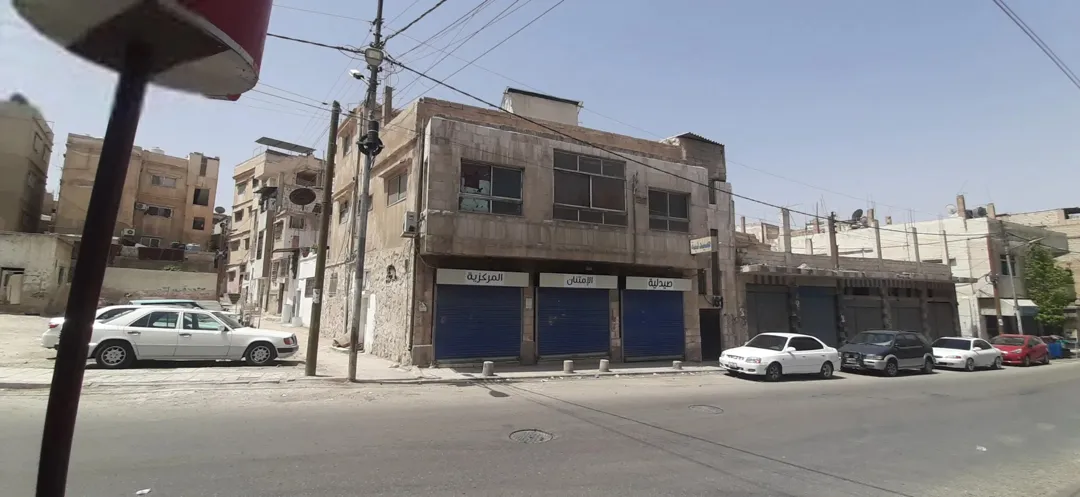 عقار تجاري مميز للبيع على الشارع الرئيسي مباشرة