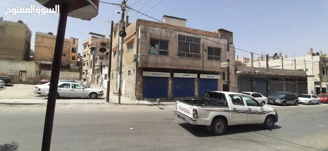 عقار تجاري مميز للبيع على الشارع الرئيسي مباشرة