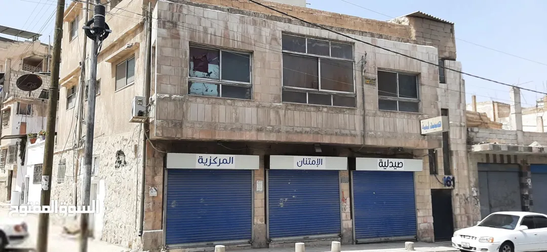 عقار تجاري مميز للبيع على الشارع الرئيسي مباشرة