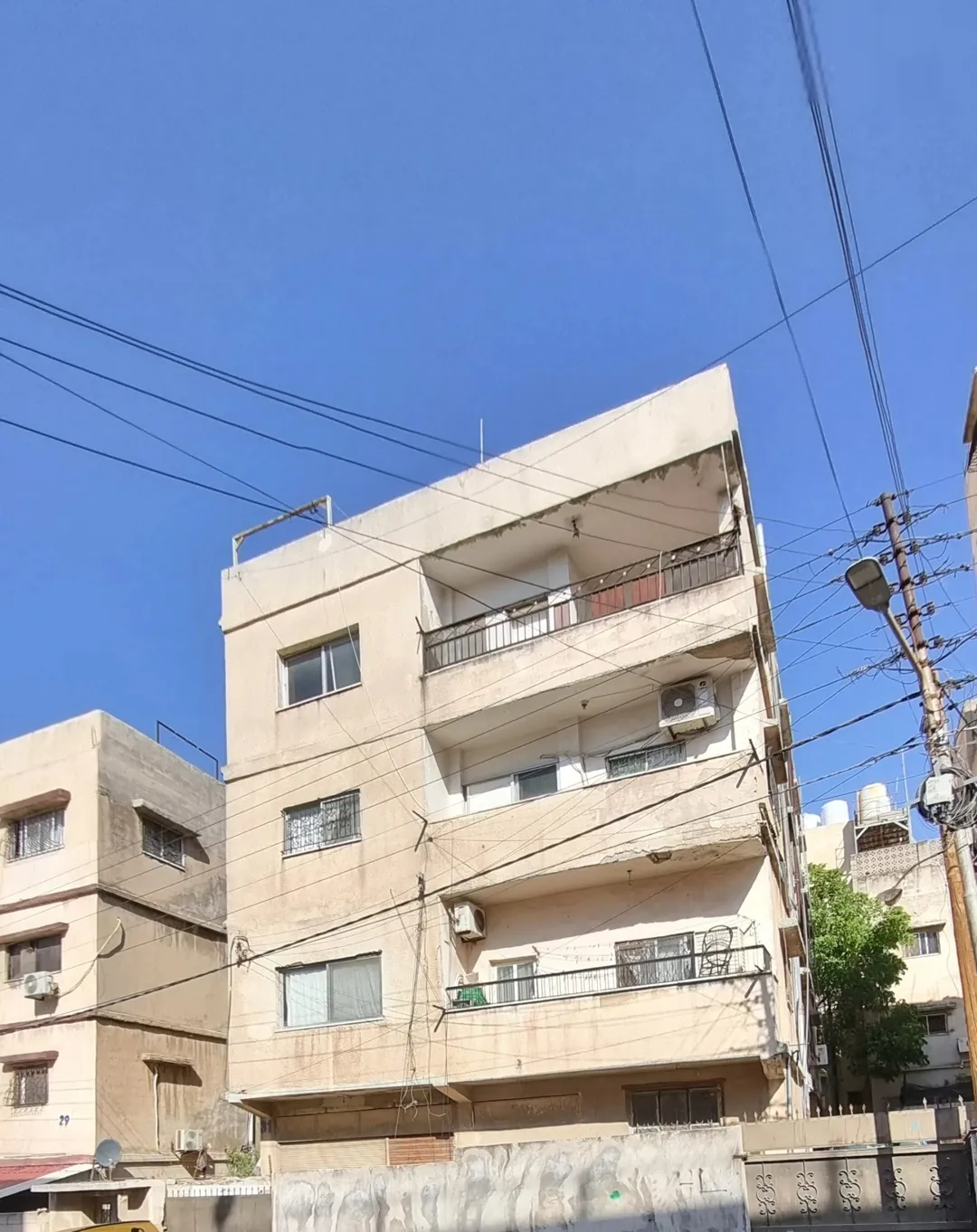 عمارة ثلاث طوابق للبيع في حي نزال