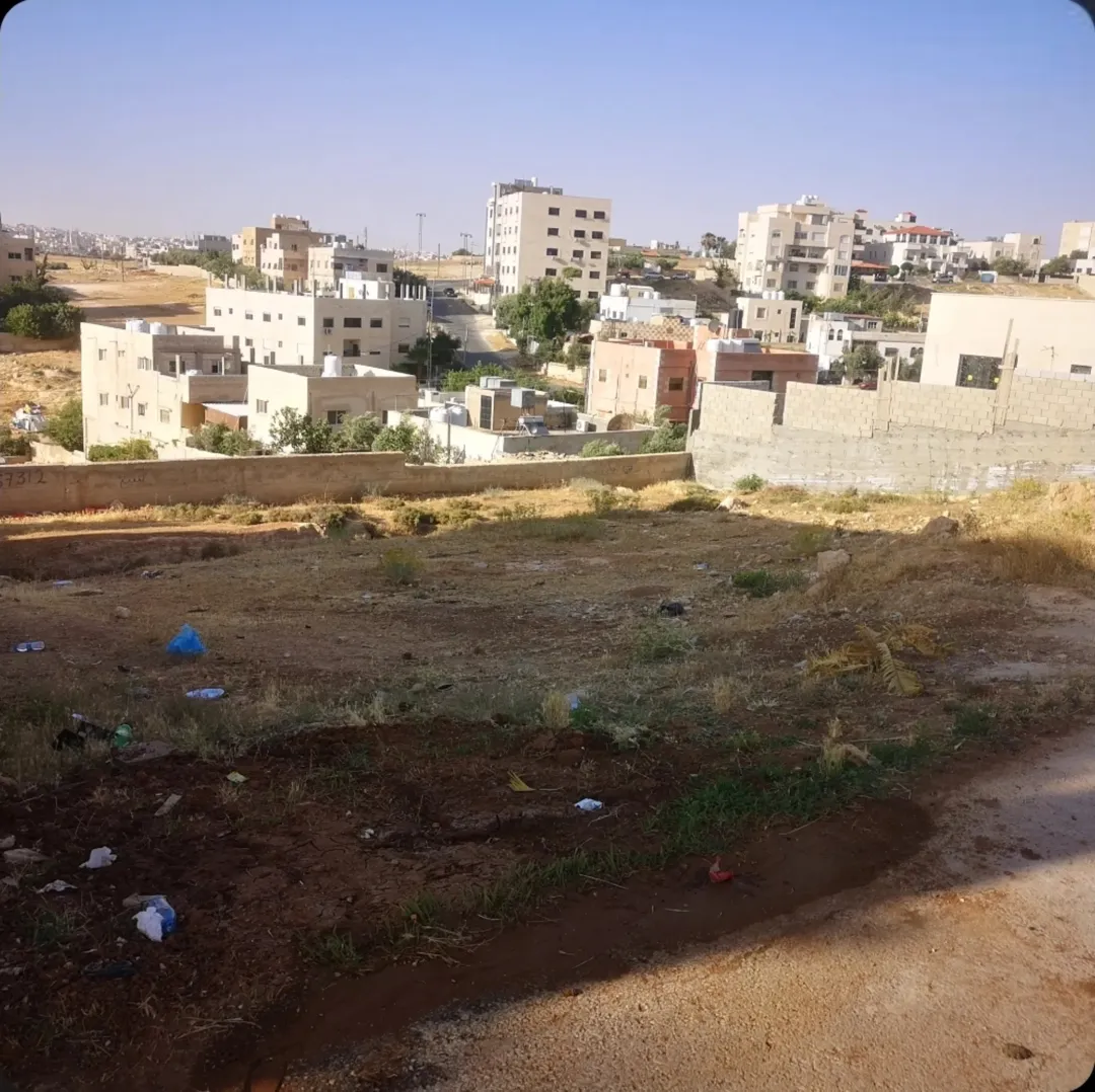 قطعة أرض سكنية مميزة في غمدان خلف ملاعب القدم