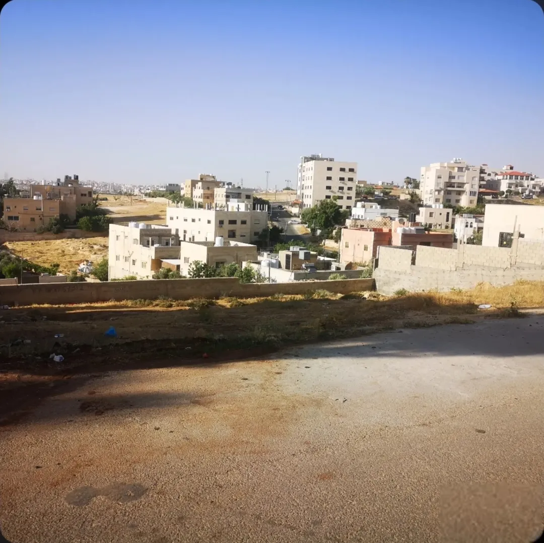 قطعة أرض سكنية مميزة في غمدان خلف ملاعب القدم