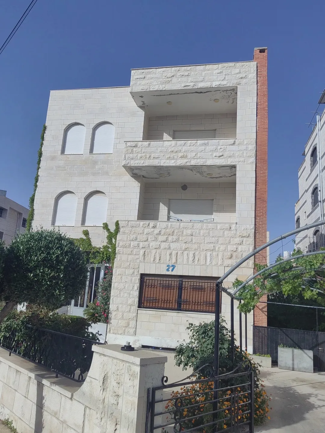 عمارة فاخرة في الجندويل على 3 شوارع – مثالية للسكن والاستثمار