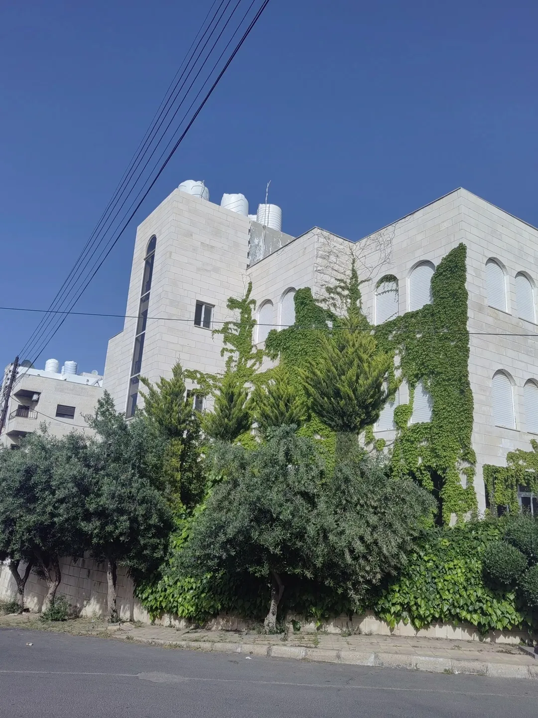 عمارة فاخرة في الجندويل على 3 شوارع – مثالية للسكن والاستثمار