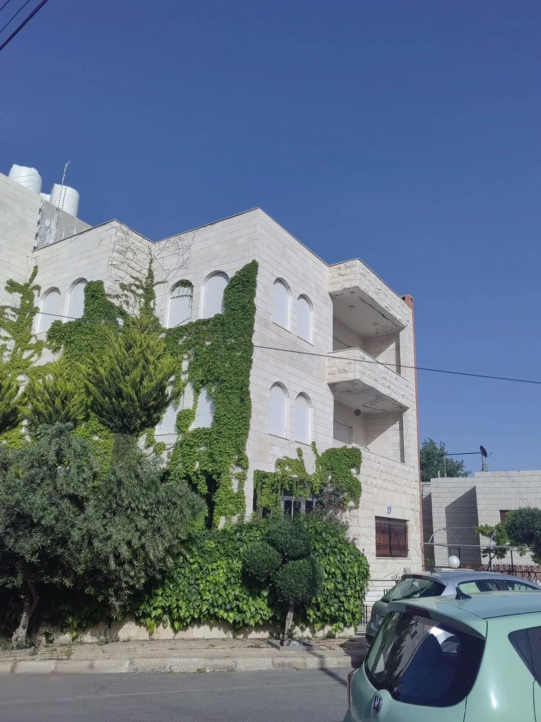 عمارة فاخرة في الجندويل على 3 شوارع – مثالية للسكن والاستثمار