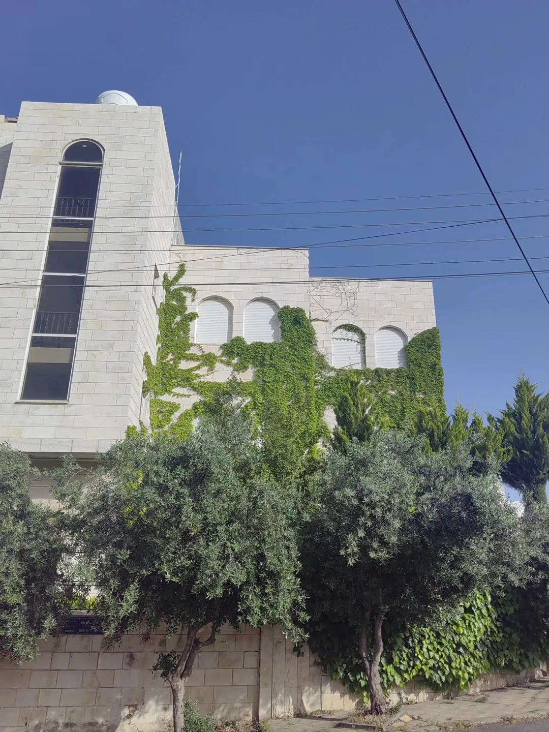 عمارة فاخرة في الجندويل على 3 شوارع – مثالية للسكن والاستثمار