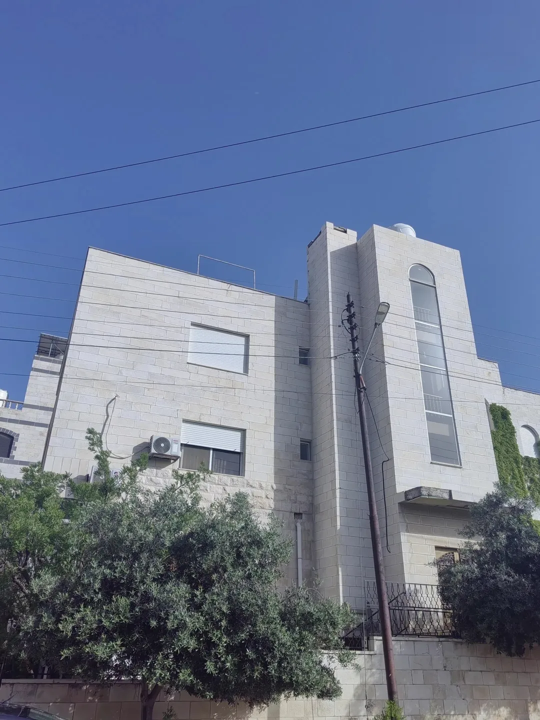 عمارة فاخرة في الجندويل على 3 شوارع – مثالية للسكن والاستثمار
