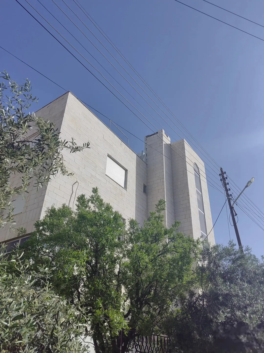 عمارة فاخرة في الجندويل على 3 شوارع – مثالية للسكن والاستثمار