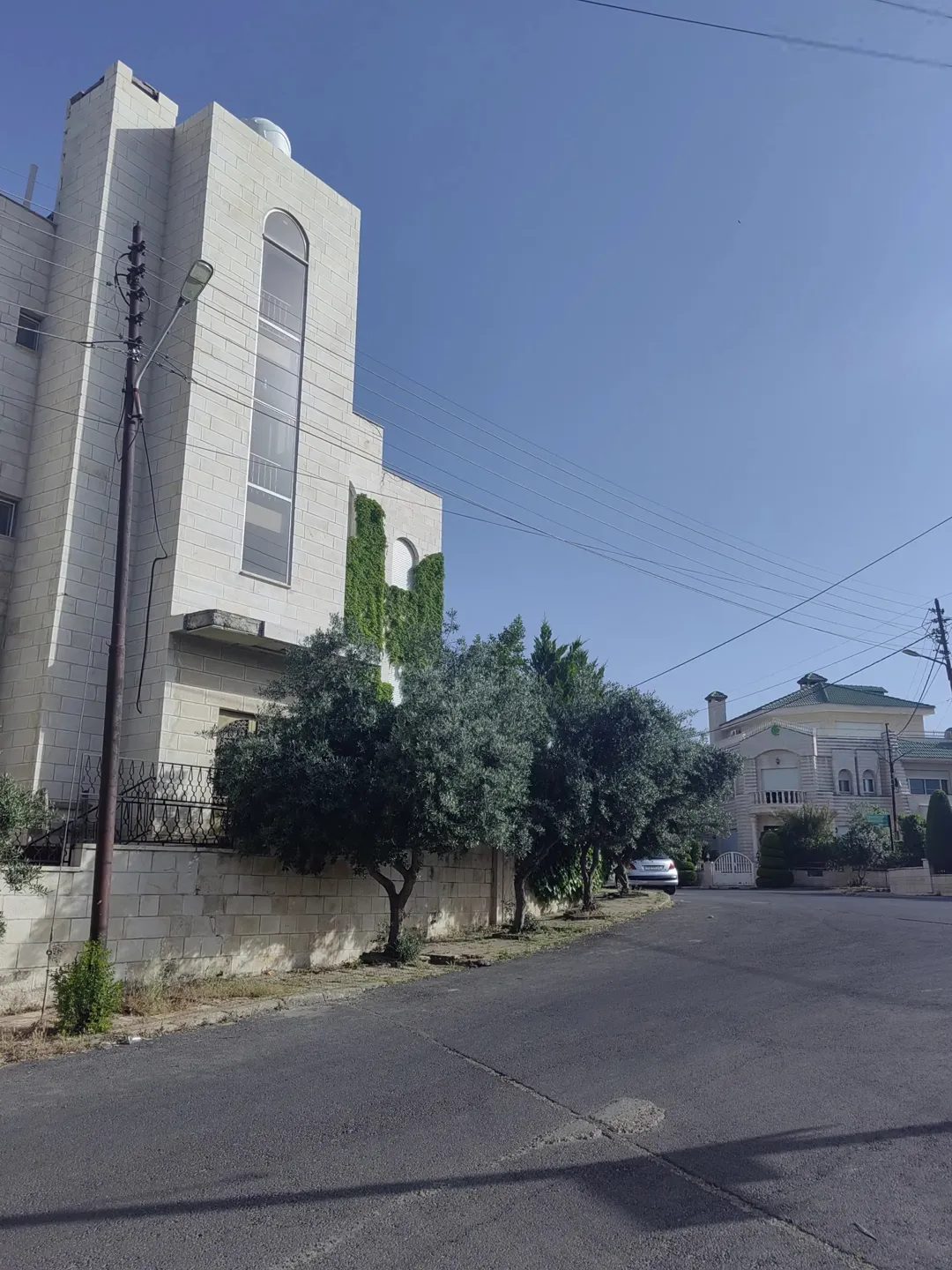 عمارة فاخرة في الجندويل على 3 شوارع – مثالية للسكن والاستثمار