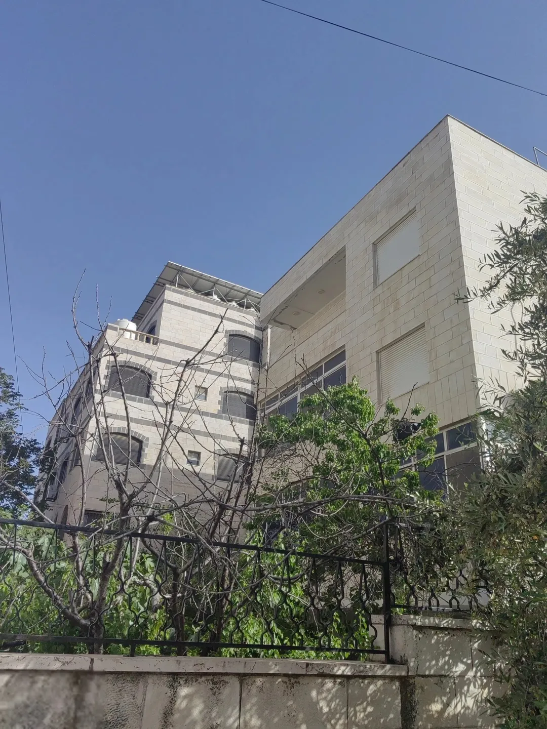 عمارة فاخرة في الجندويل على 3 شوارع – مثالية للسكن والاستثمار