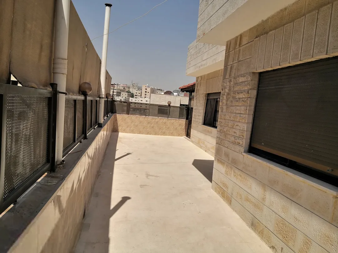 شقة طابقية ديلوكس مع ترسات واسعة في جبل الحسين للبيع
