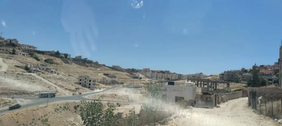 أرض سكنية مميزة للبيع بمساحة 400 م2 في قرية خالد بن الوليد – ماركا
