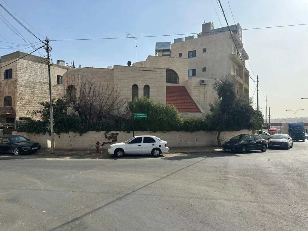 فيلا طابقية على شارع الأردن مباشرة بسعر مغري