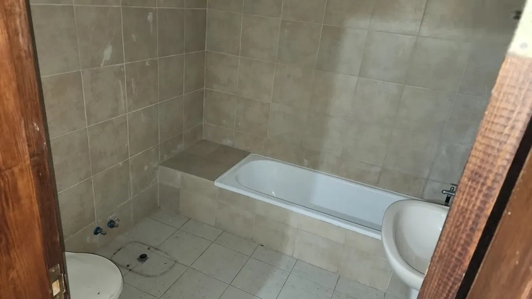 شقة فاخرة للبيع في الجبيهة مساحة واسعة
