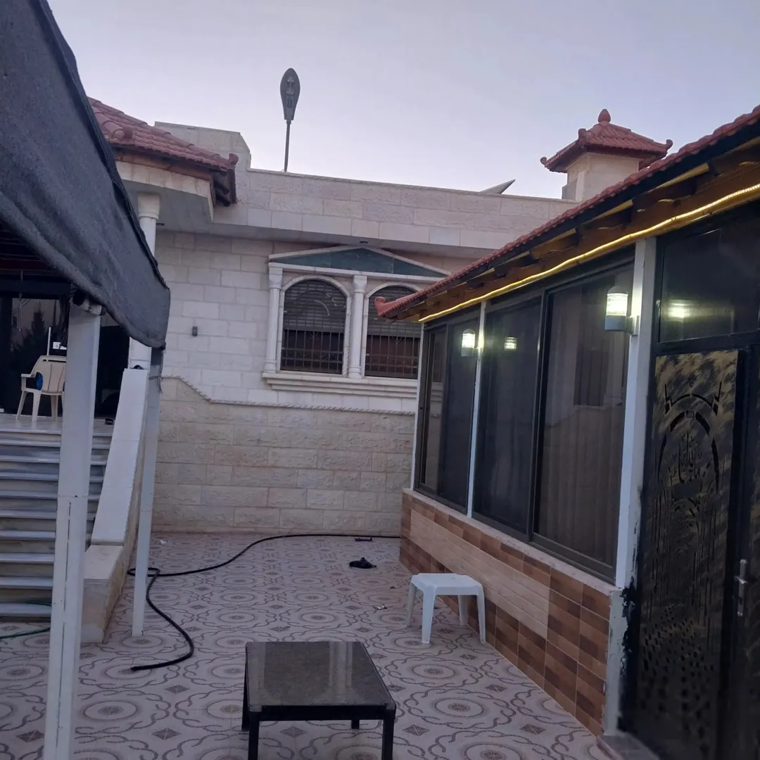 منزل مستقل للبيع في مادبا – طابقين بتشطيبات فاخرة