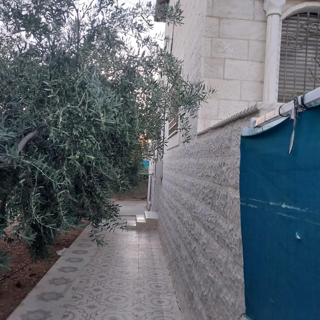منزل مستقل للبيع في مادبا – طابقين بتشطيبات فاخرة