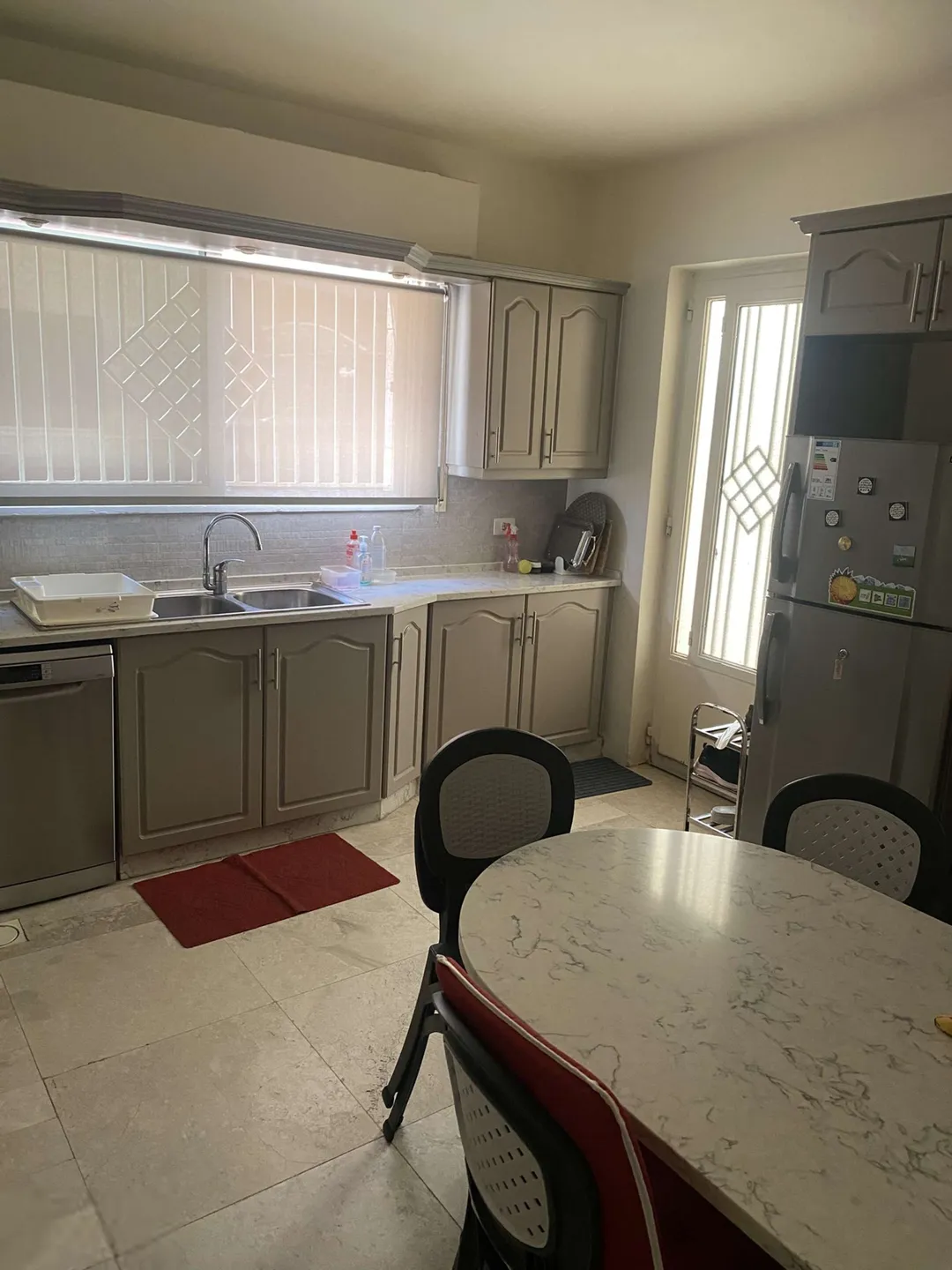 شقة أرضية مفروشة فاخرة مع حديقة وكراج في منطقة السفارة البريطانية – عمان الاردن | ID 612617