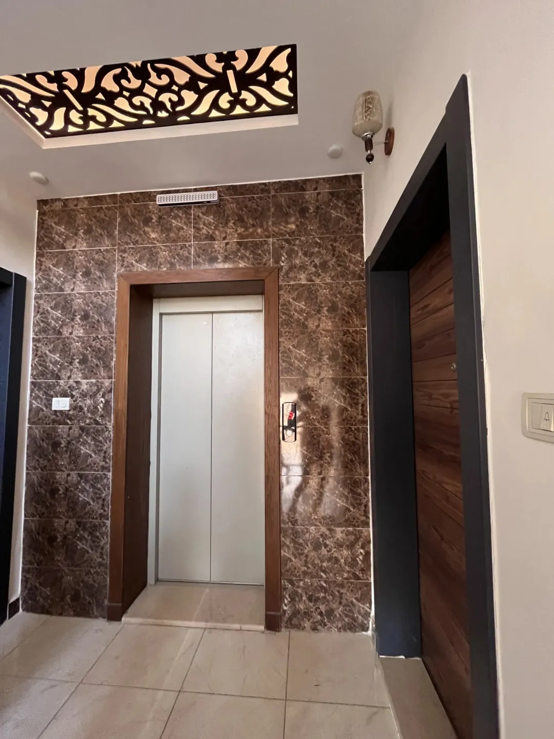 شقة دوبلكس سوبر ديلوكس جديدة مع روف في حي المنصور