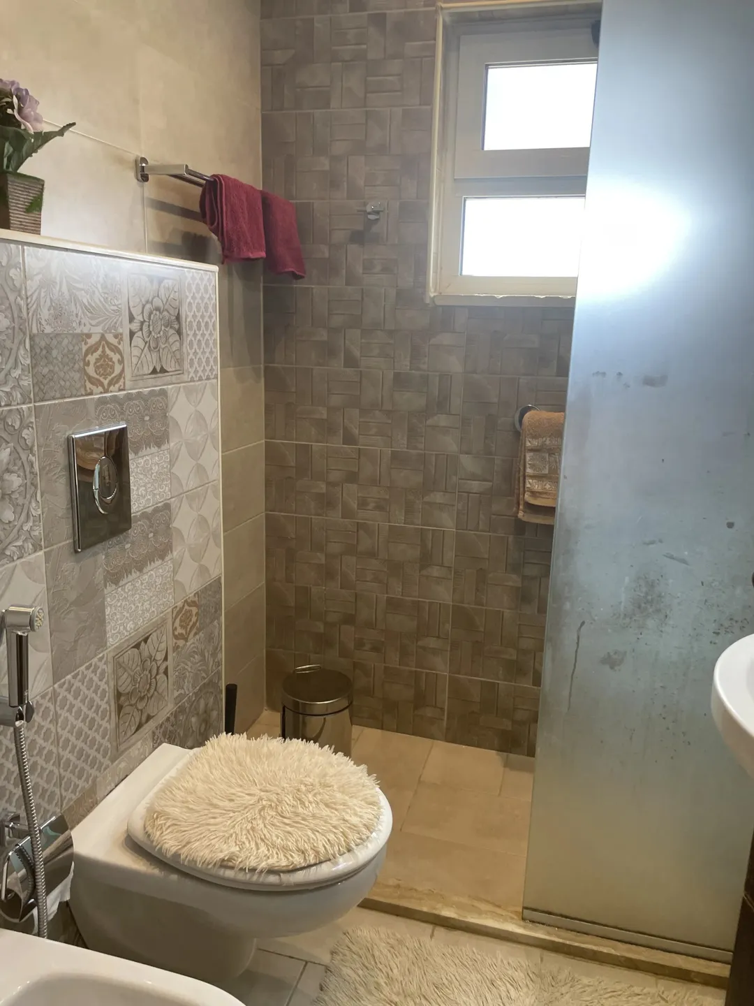 للبيع / شقه طابقيه وروف منفصلين مفروشين بالكامل بمساحه اجماليه 445 م في منطقة الرحمانيه دابوق
