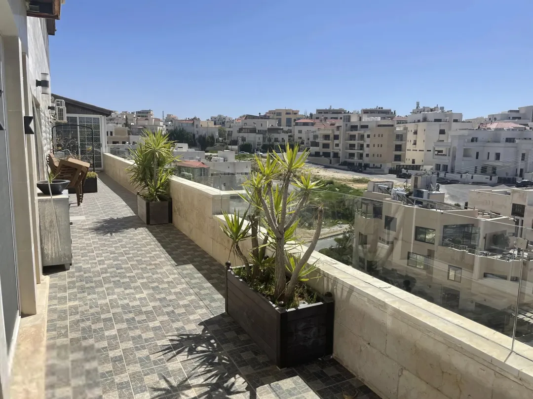 للبيع / شقه طابقيه وروف منفصلين مفروشين بالكامل بمساحه اجماليه 445 م في منطقة الرحمانيه دابوق