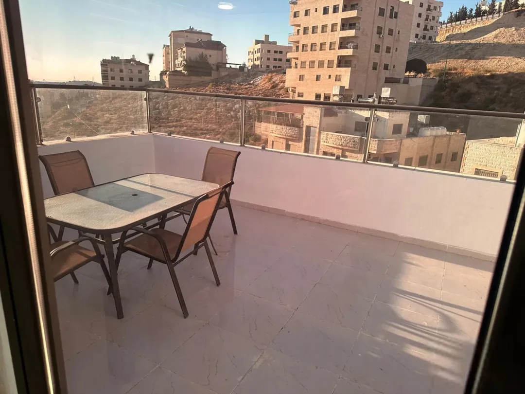 روف مفروش بالكامل للإيجار في الجبيهة، عمان
