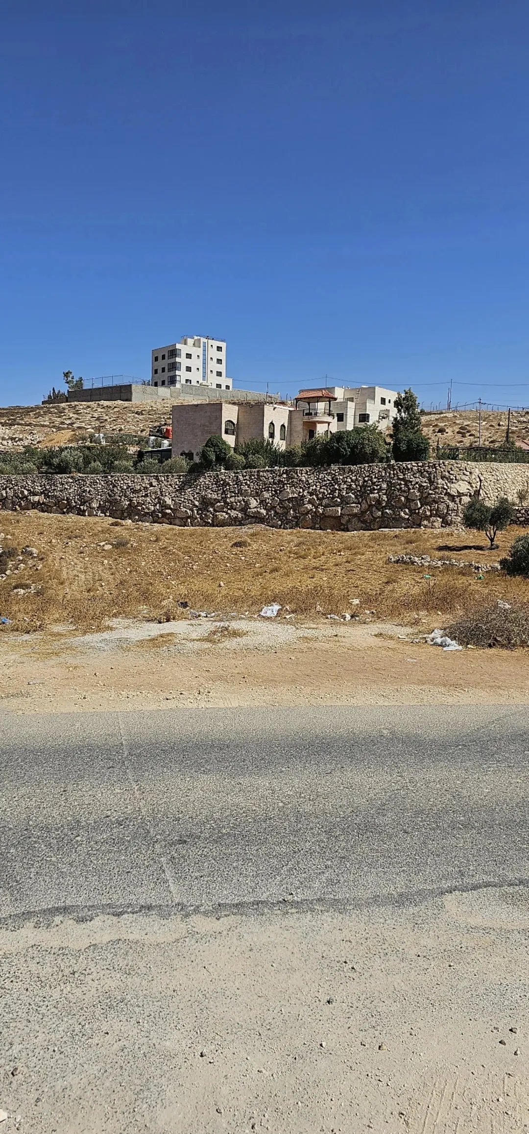 أرض سكنية مميزة للبيع في أم رمانة على ثلاث شوارع
