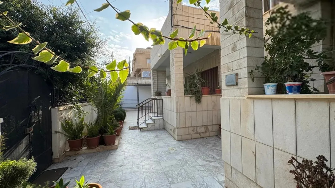 منزل مستقل للبيع في ماركا الشمالية بمساحة أرض واسعة