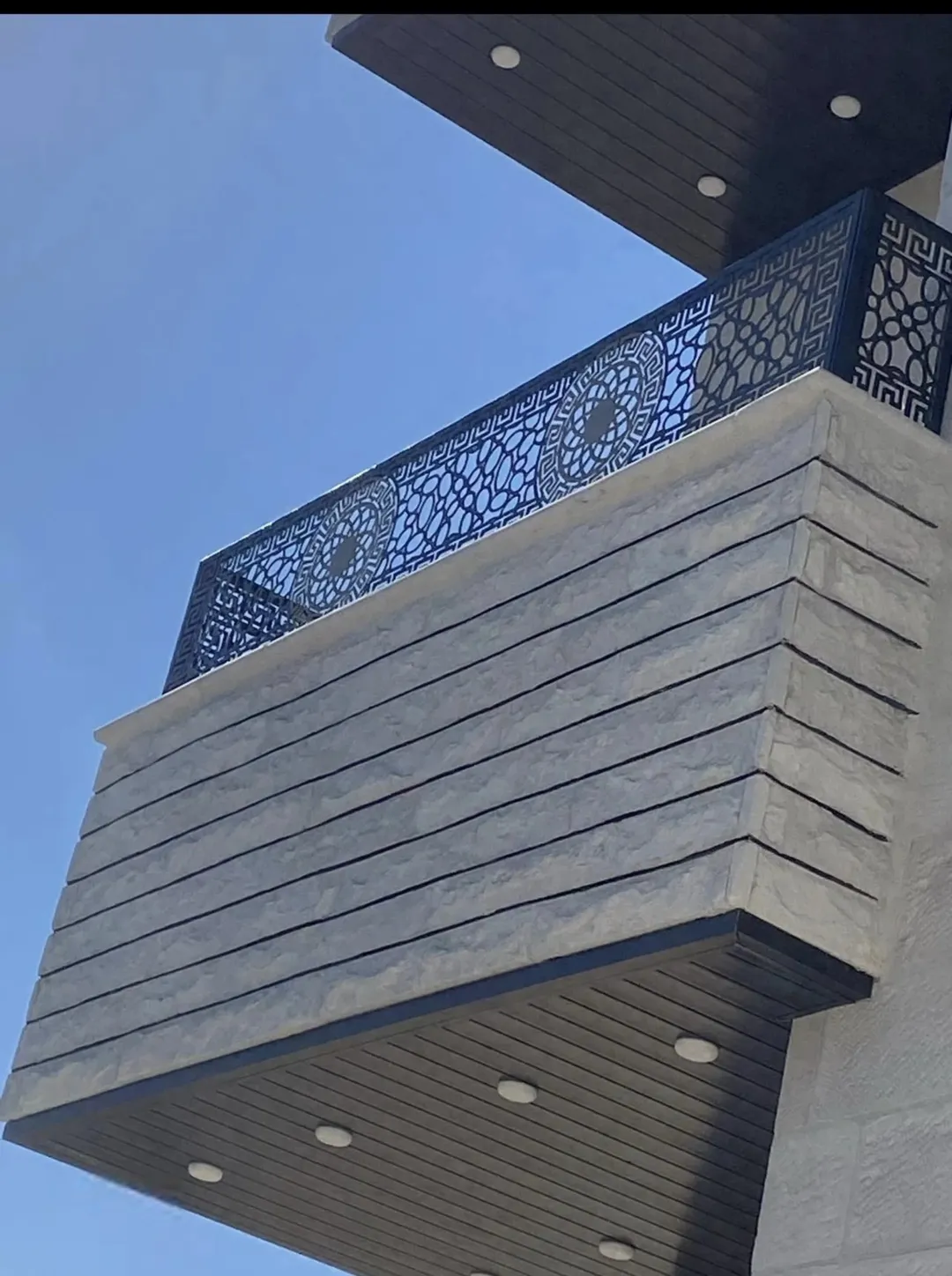 شقق فاخره للبيع موقع استراتيجي في ضاحيه الاميره هيا طريق بيرين-عمان