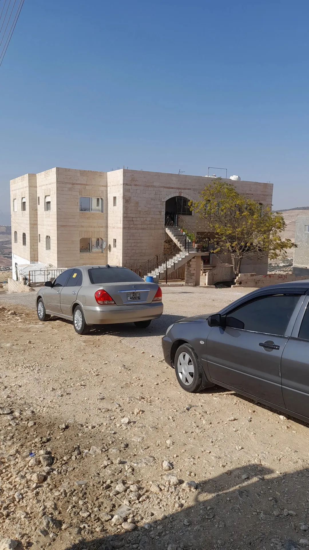 بيت 3 طوابق مع قطعه الأرض 3.400دونم