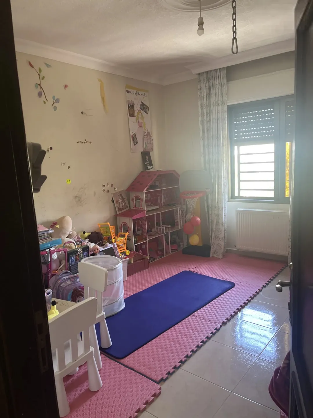 شقة طابق ثالث مع روف في ضاحية الرشيد حي الجامعة 210 متر + 80 متر روف مع العفش