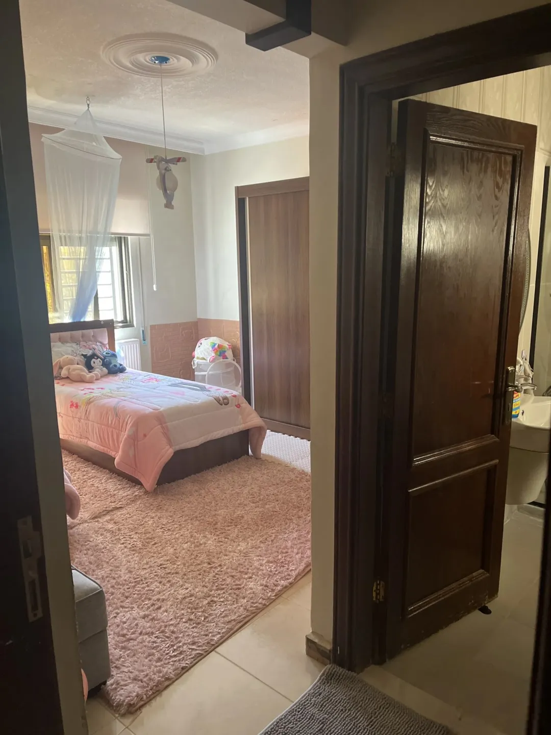 شقة طابق ثالث مع روف في ضاحية الرشيد حي الجامعة 210 متر + 80 متر روف مع العفش