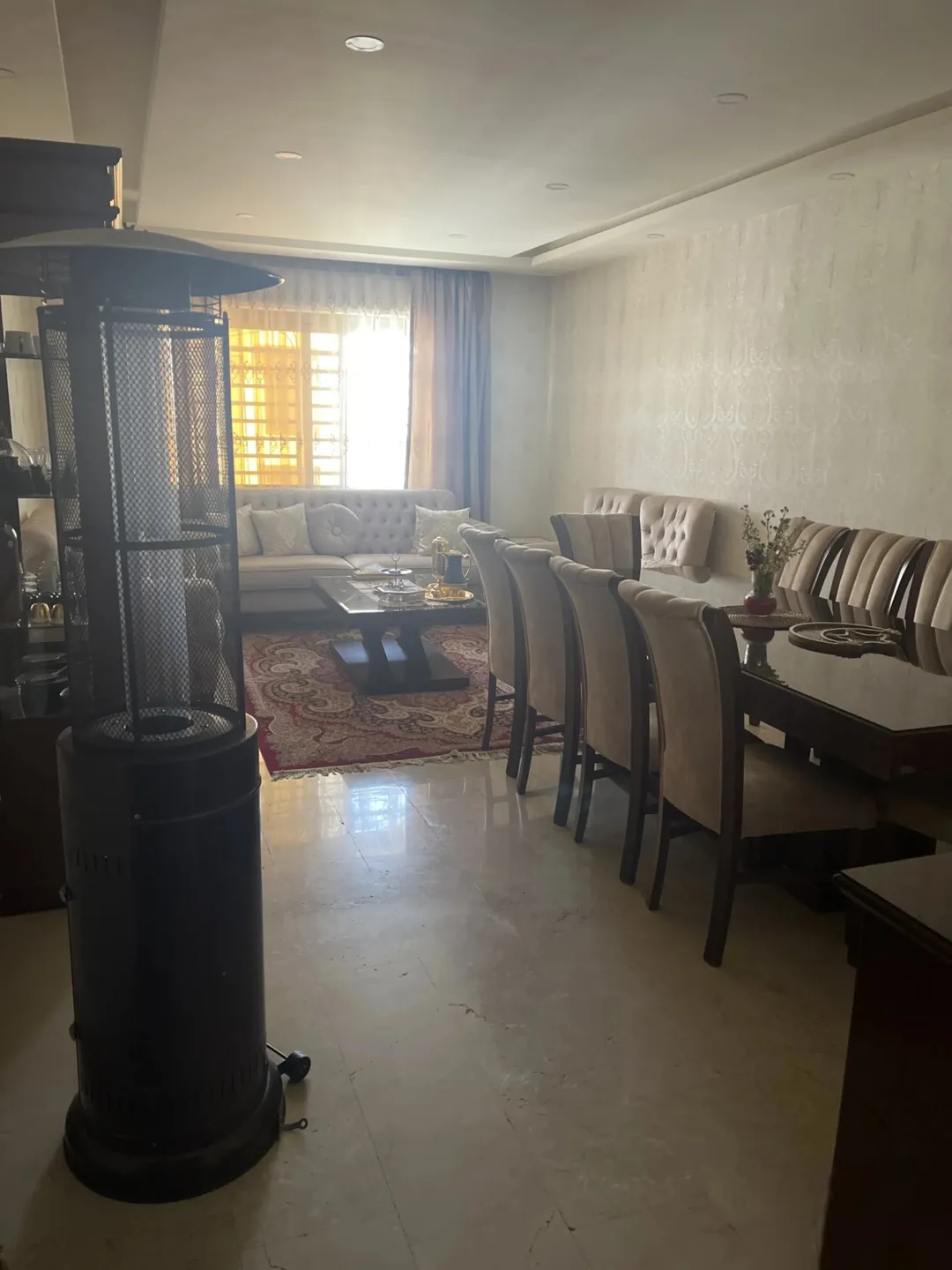 شقة طابق ثالث مع روف في ضاحية الرشيد حي الجامعة 210 متر + 80 متر روف مع العفش