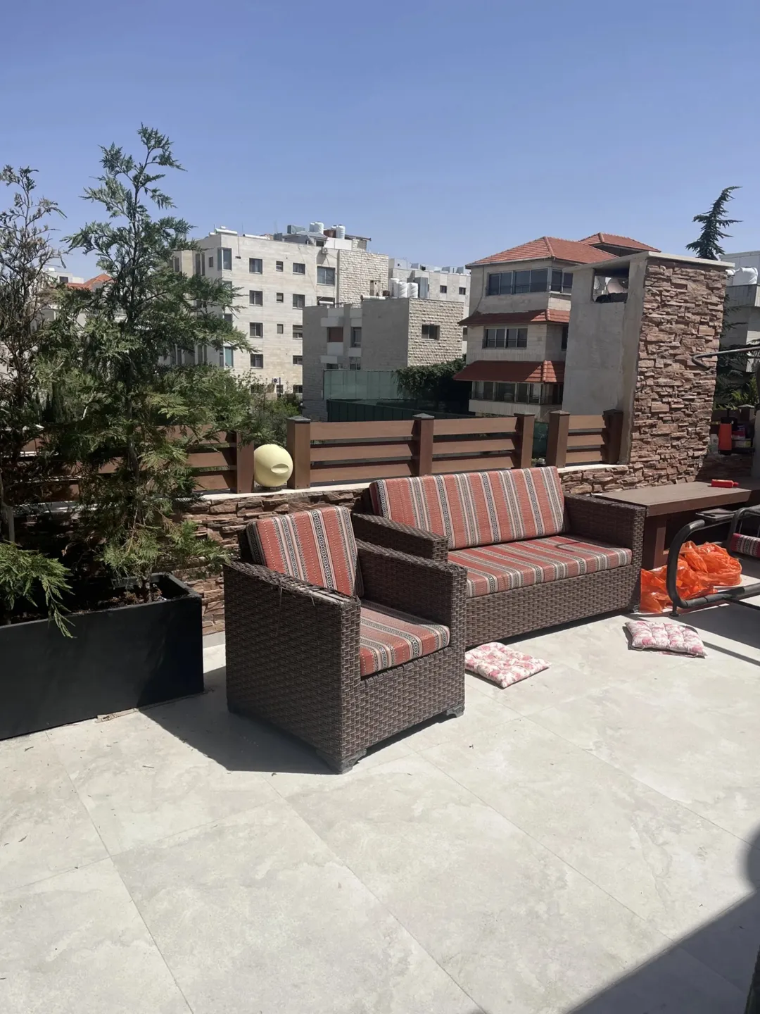 شقة طابق ثالث مع روف في ضاحية الرشيد حي الجامعة 210 متر + 80 متر روف مع العفش