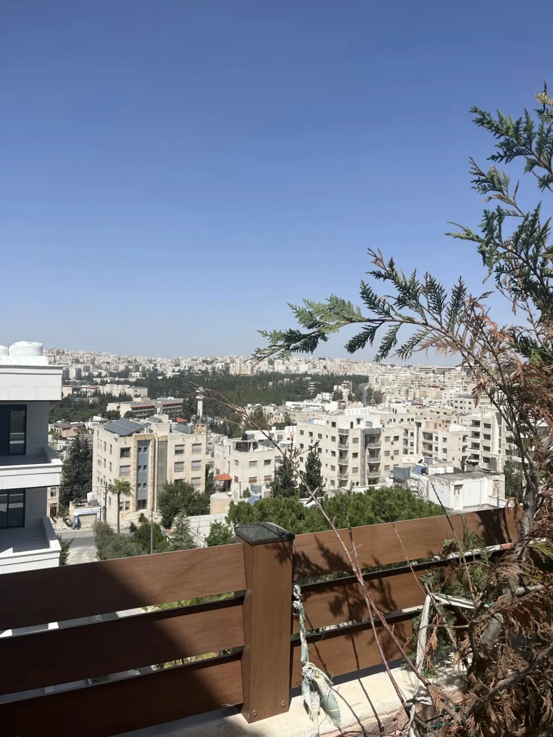 شقة طابق ثالث مع روف في ضاحية الرشيد حي الجامعة 210 متر + 80 متر روف مع العفش