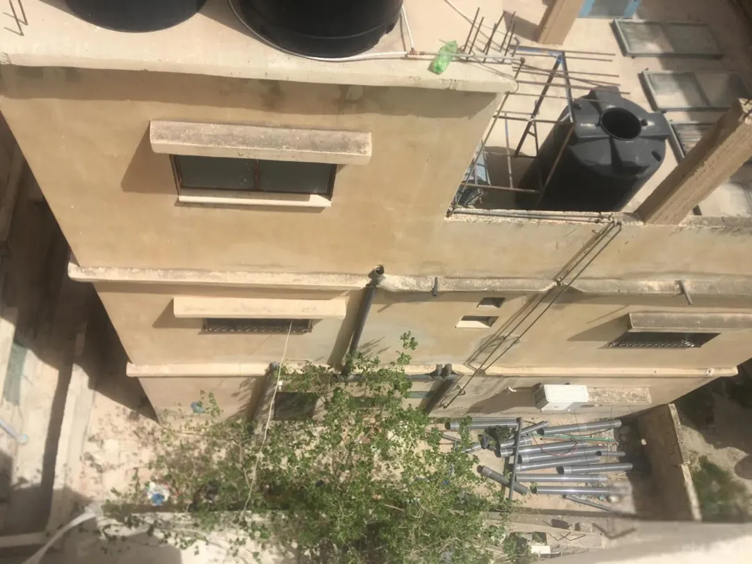 منزل طابقين للبيع في الزواهرة – الزرقاء مع حديقة ومساحة واسعة