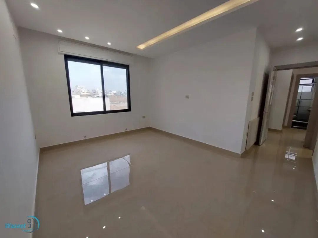 شقه طابق ارضي 125م مع ترس 30 م البنيات عمر البناء سنتين