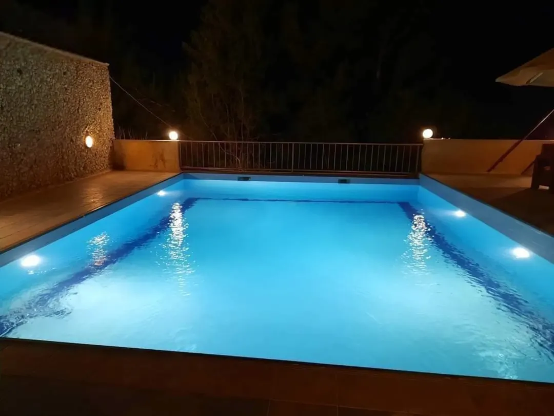 مزرعة مع مسبح في عمان ابو السوس للبيع