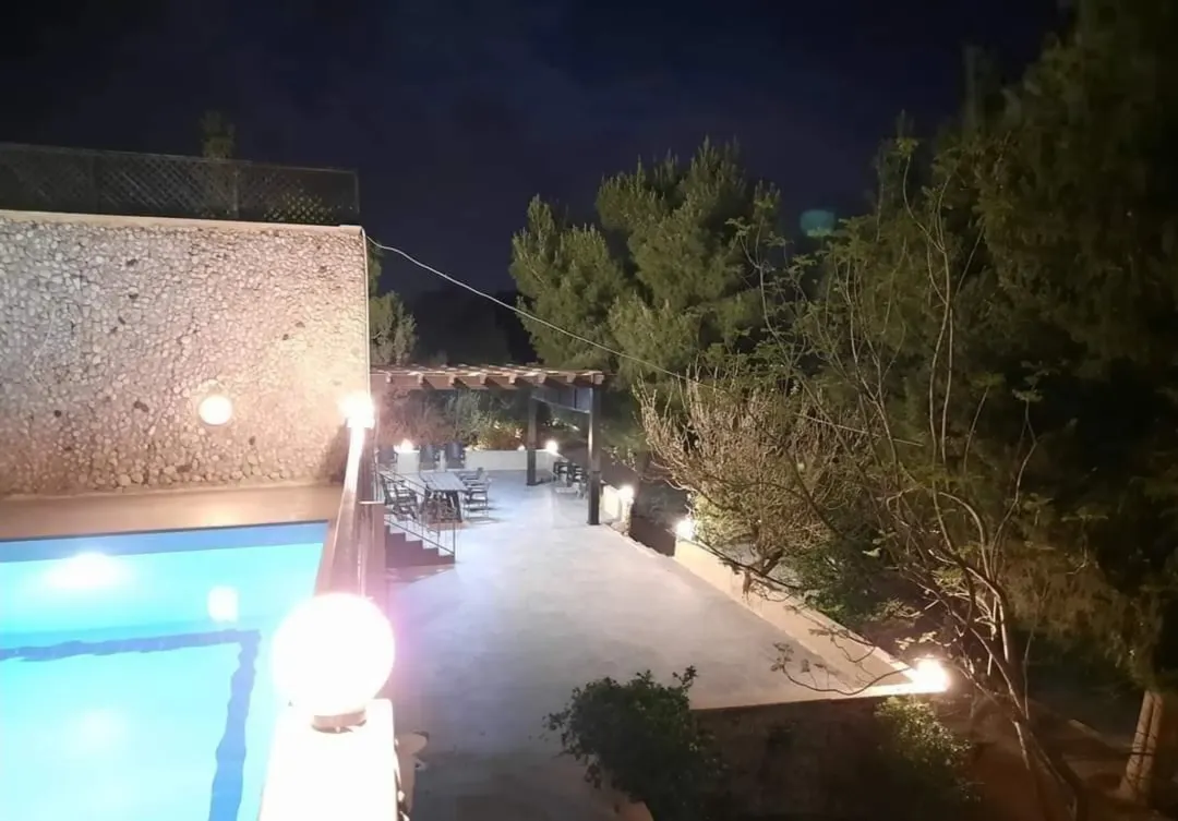 مزرعة مع مسبح في عمان ابو السوس للبيع