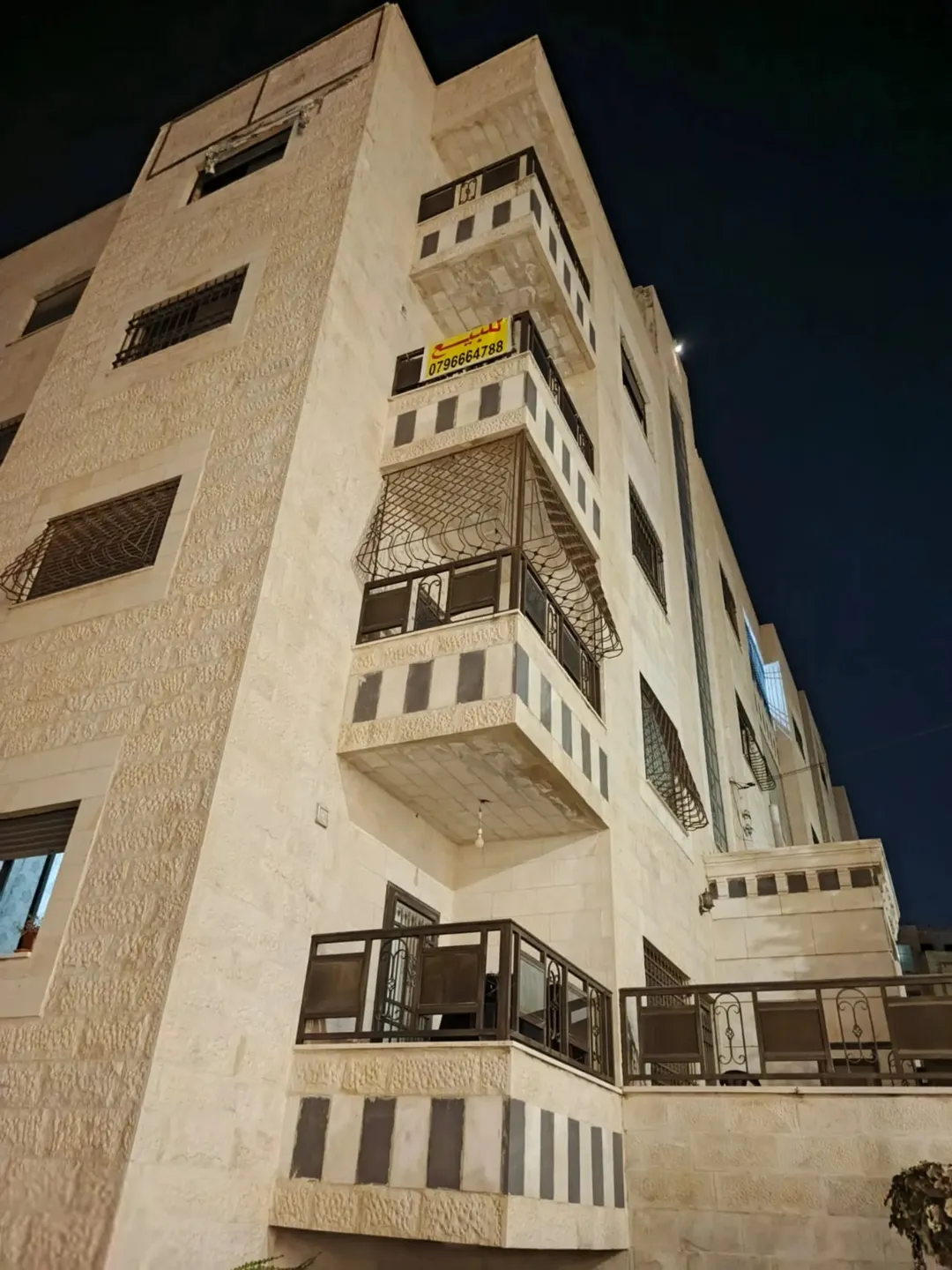 شقه خلف مؤسسه التدريب المهني ابونصير طابق ثاني للبيع
