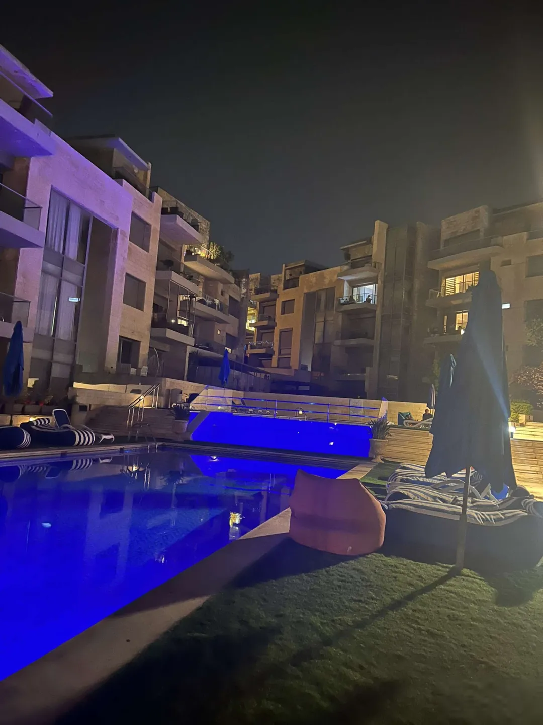 شقة فاخرة مفروشة للإيجار في مجمع شلالات عبدون – عمان الاردن | ID 697941