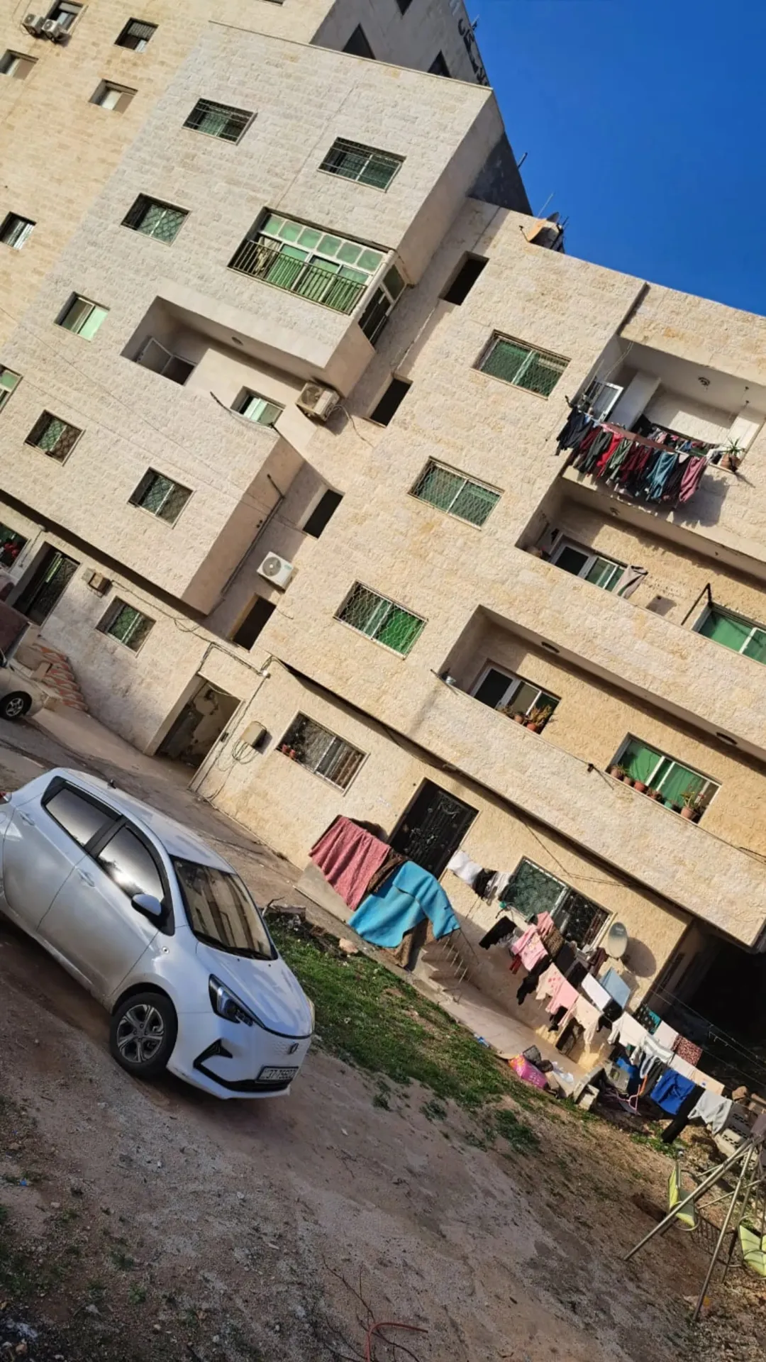 عمارة مكونة من جزئين مكان مميز للبيع