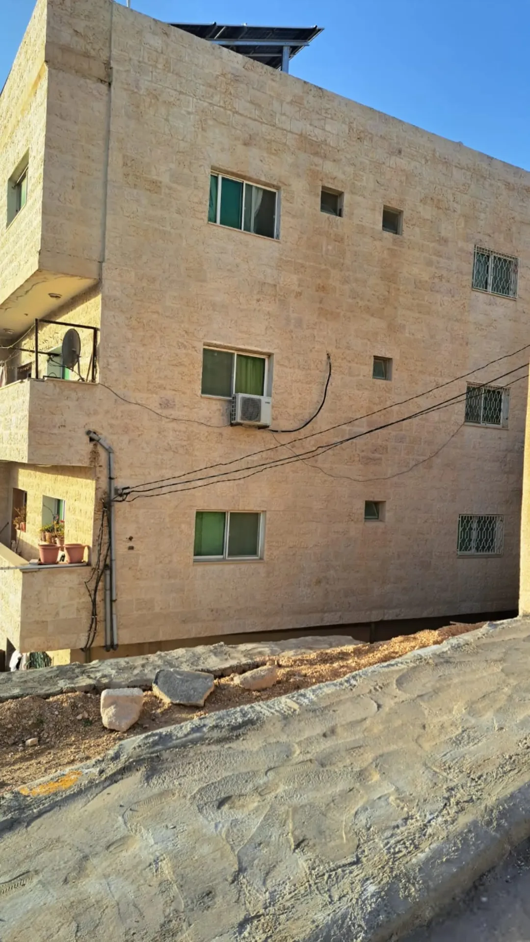 عمارة مكونة من جزئين مكان مميز للبيع