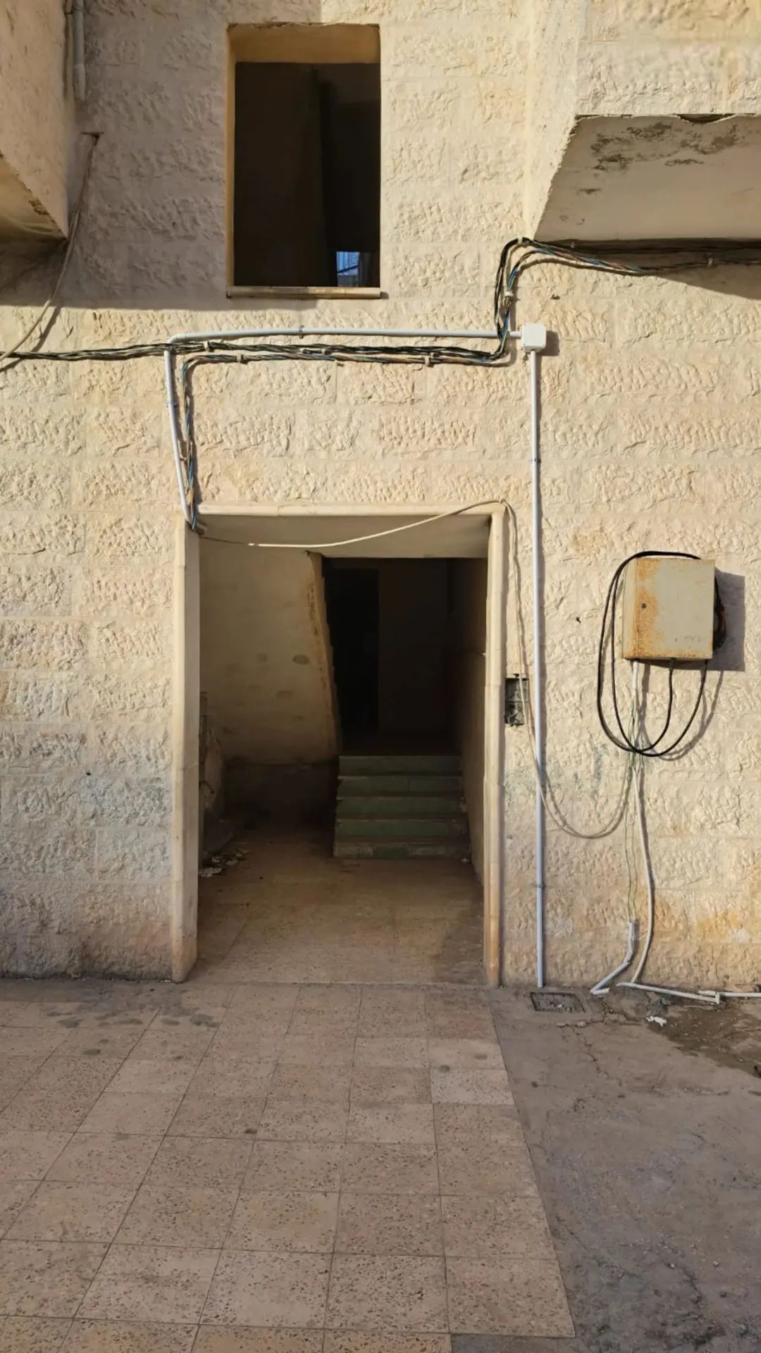 عمارة مكونة من جزئين مكان مميز للبيع