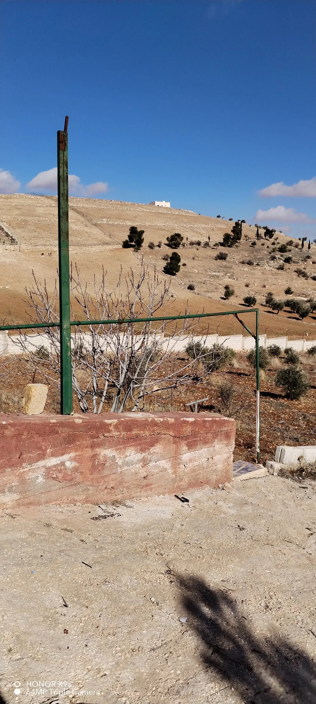 على البدل قفقفا 13 دنم منطقة مزارع وشاليهات وطبيعة خلابة مسيجة جدار حجر