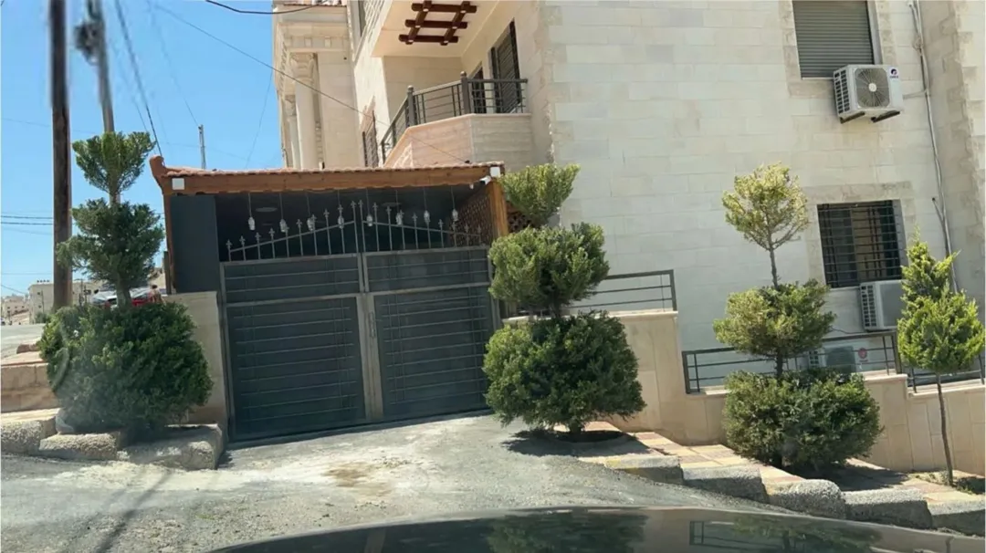 شقة فاخرة في عمارة حديثة بمدخل خاص للبيع