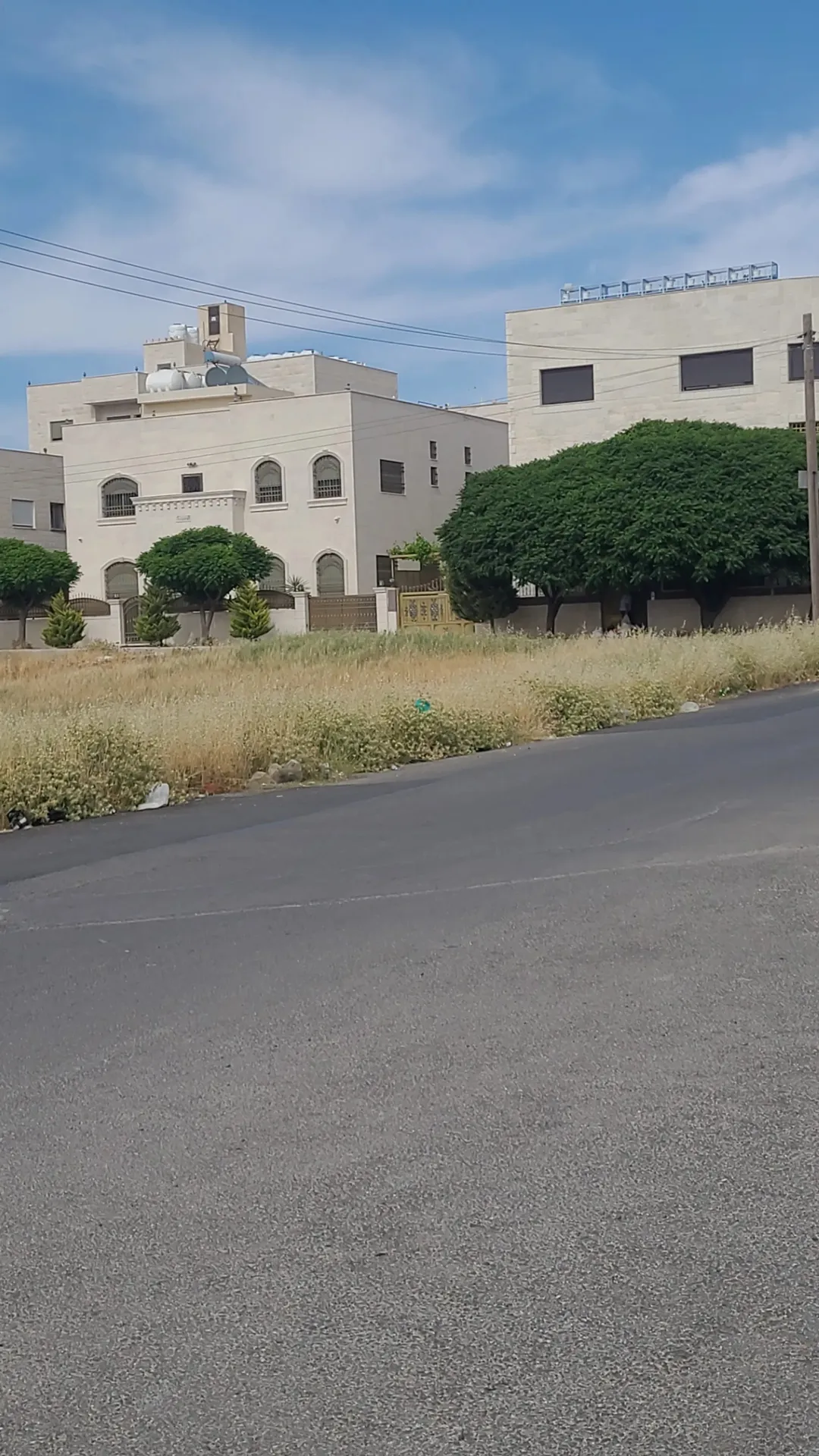 قطعة أرض استثنائية تطل على منظر بانورامي وتتميز بموقع مرتفع على شارعين تقع ضمن حوض أم زعروة في منطقة فلل مثالية لبناء مشروع سكني متميز