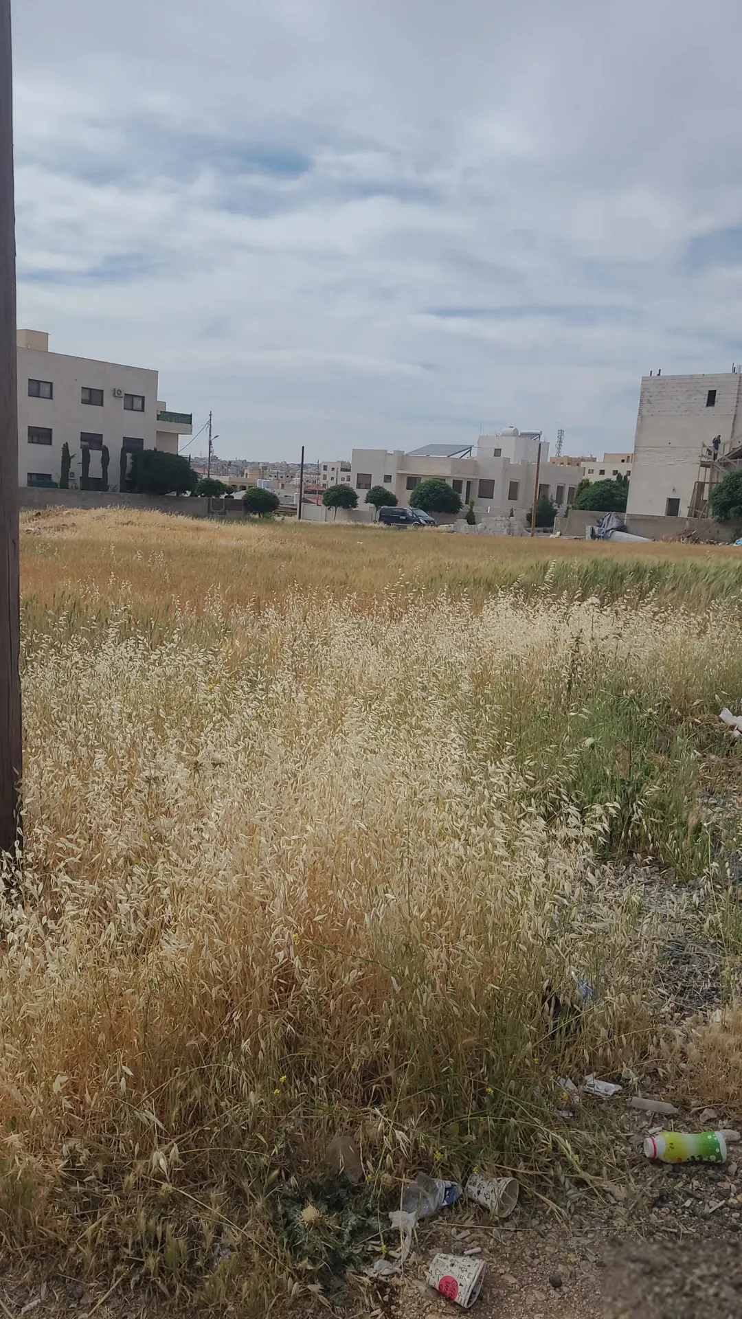 قطعة أرض استثنائية تطل على منظر بانورامي وتتميز بموقع مرتفع على شارعين تقع ضمن حوض أم زعروة في منطقة فلل مثالية لبناء مشروع سكني متميز